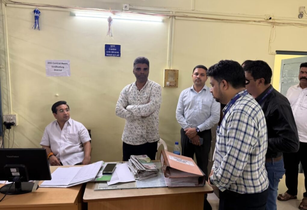 पालकमंत्री नितेश राणे यांनी कुडाळ येथील विद्युत वितरण च्या नियंत्रण कक्षाला दिली अचानक भेट