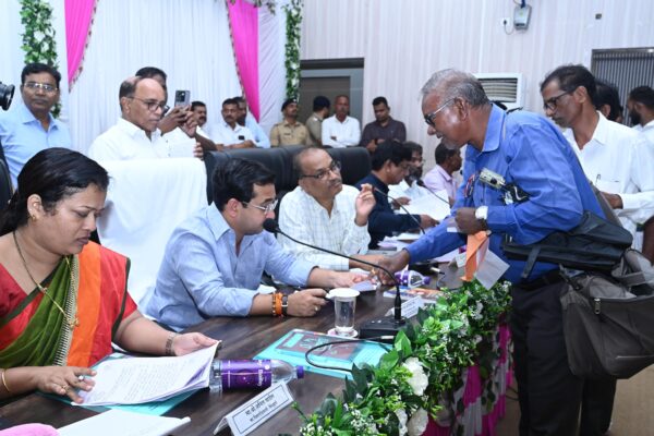 पालकमंत्री नितेश राणे यांच्या जनता दरबारातून वंचित घटकाला मिळाला न्याय