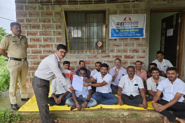 महादेवाचे केरवडे ग्रामस्थांचे विद्युत वितरण कार्यालय माणगाव येथे ट्रान्सफॉर्मर नवीन जोडणीसाठी उपोषण..