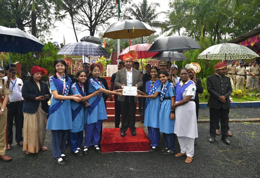 पालकमंत्री नितेश राणे यांच्या हस्ते विविध क्षेत्रात उत्कृष्ट कार्य करणाऱ्यांचा गौरव
