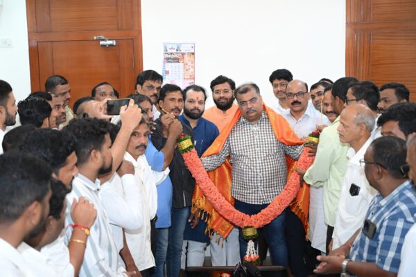 सिंधुदुर्गातील शेतकऱ्यांनी भाजप प्रदेशाध्यक्ष मा. रवींद्र चव्हाण यांचा भव्य सत्कार केला.