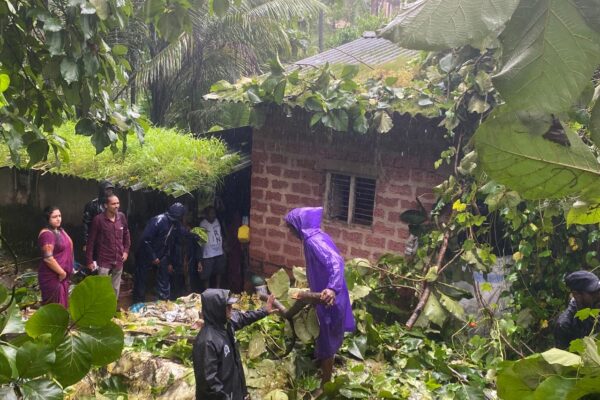 नगराध्यक्ष प्राजक्ता बांदेकर व नगरसेवक यांनी कुडाळ शहरातील पूरस्थितीची पाहणी केली