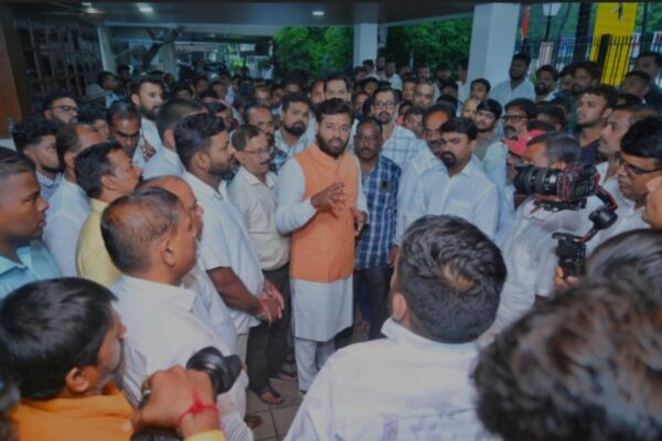 युवा उद्योजक विशाल परब मुंबईत दाखल राजकीय घडामोडींना वेग
